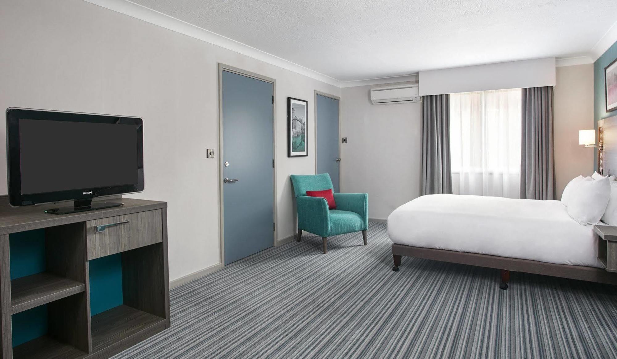 Leonardo East Midlands Airport 4*